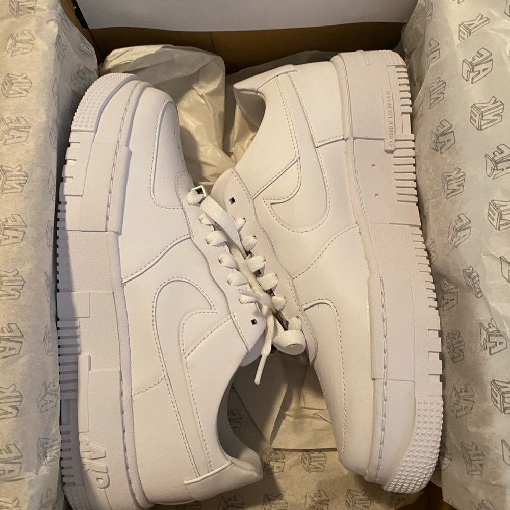 Nike Air Force 1 Pixel Size 9